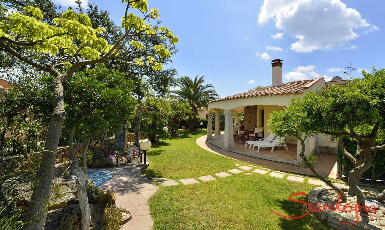 Villa Zoello 10 | Großer uneinsehbarer Garten mit Palmen und Kräutern Gepflegter Garten vor der Terrasse