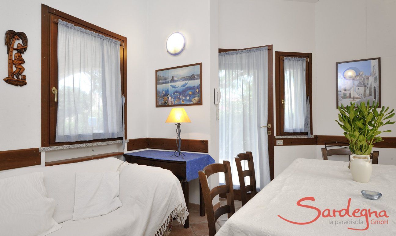 Villa Zoello 10 | Wohnbereich mit Esstisch und Sofa Wohnbereich mit Esstisch und Sofa