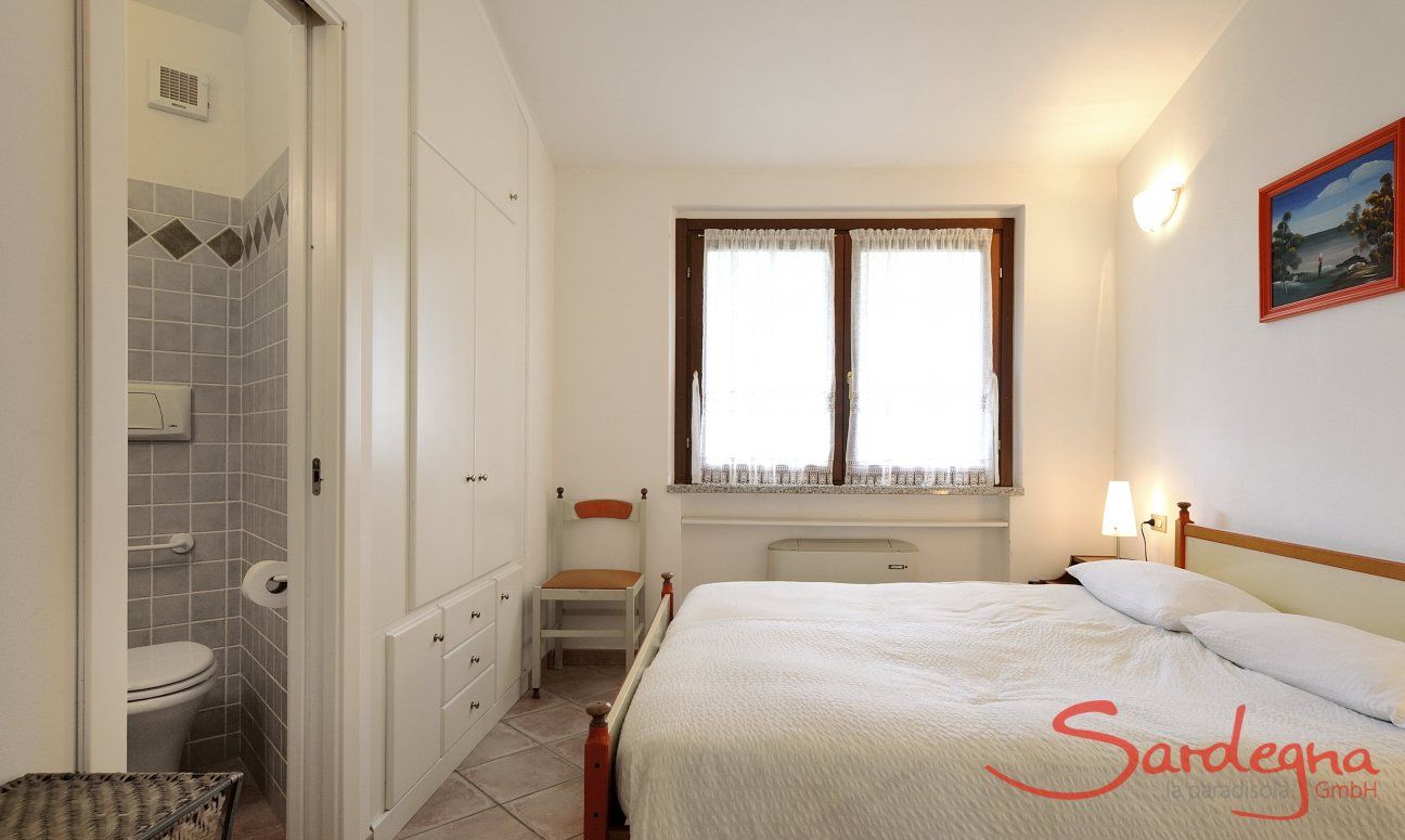 Villa Zoello 10 | Schlafzimmer 1 mit Doppelbett und Ensuite-Bad Schlafzimmer 1 mit Doppelbett und Ensuite-Bad