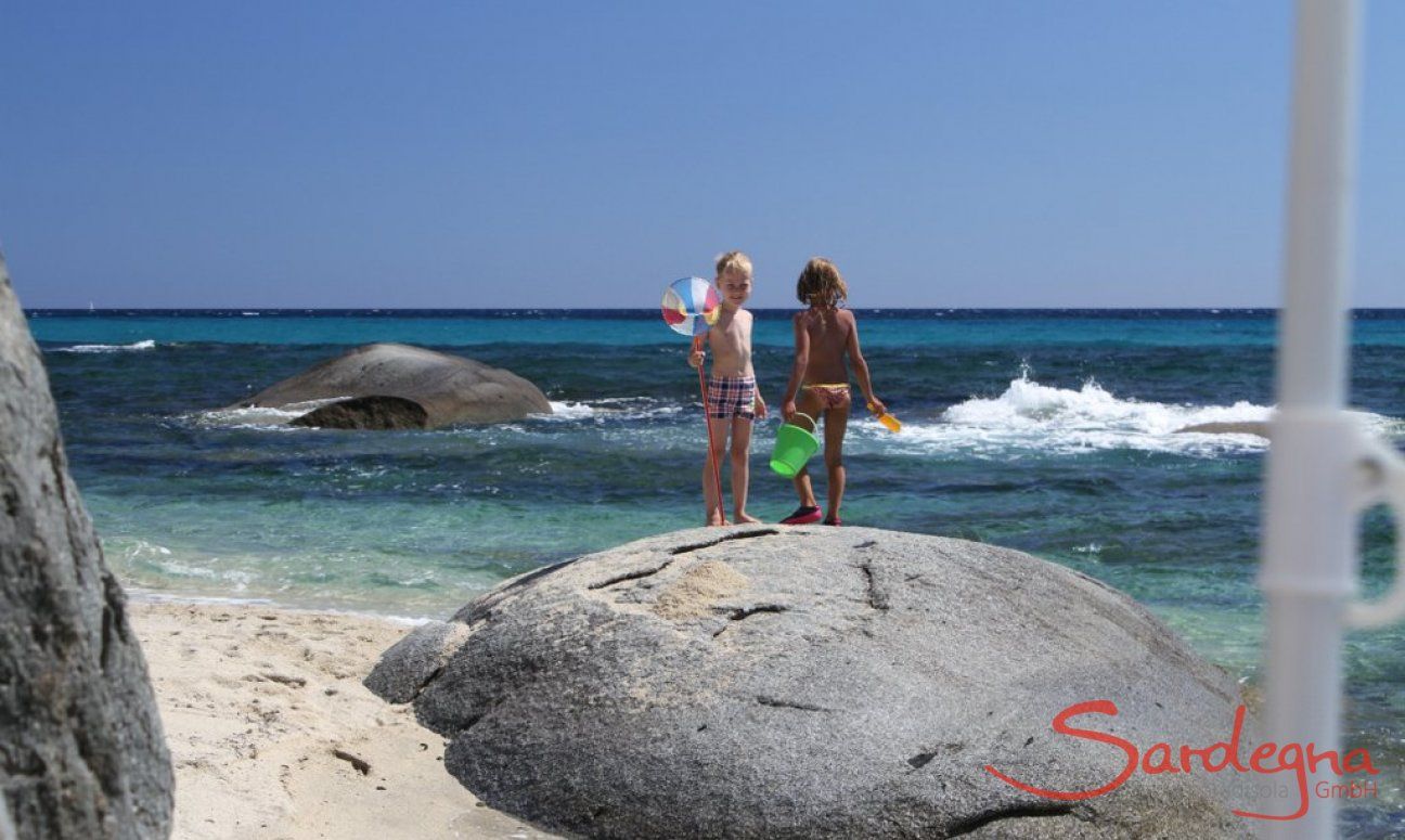 Kinder auf den Felsen im Meer von Sant Elmo