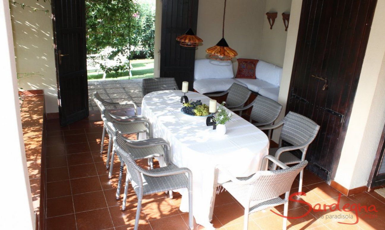 Villa Romana | Großer, überdachter Essplatz und Sofaecke auf der Terrasse Großer, überdachter Essplatz auf der Terrasse