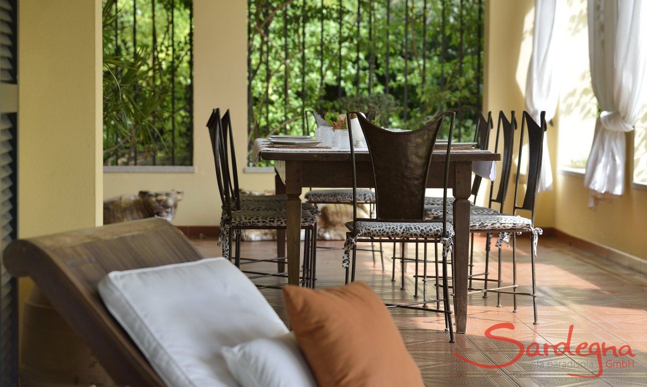 Villa Ulivi 12 | Lichtspiel der Sonne, die auf die Terrasse scheint Terrasse