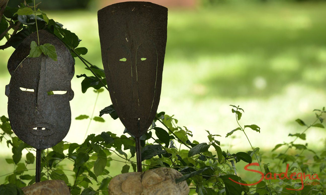 Villa Ulivi 12 | Indonesische Masken aus Blech dekorieren den Garten Details