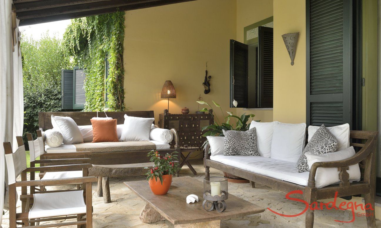 Villa Ulivi 12 | Loungebereich, stilvoll möbliert mit ethnischen Möbelstücken Sitzmöbel