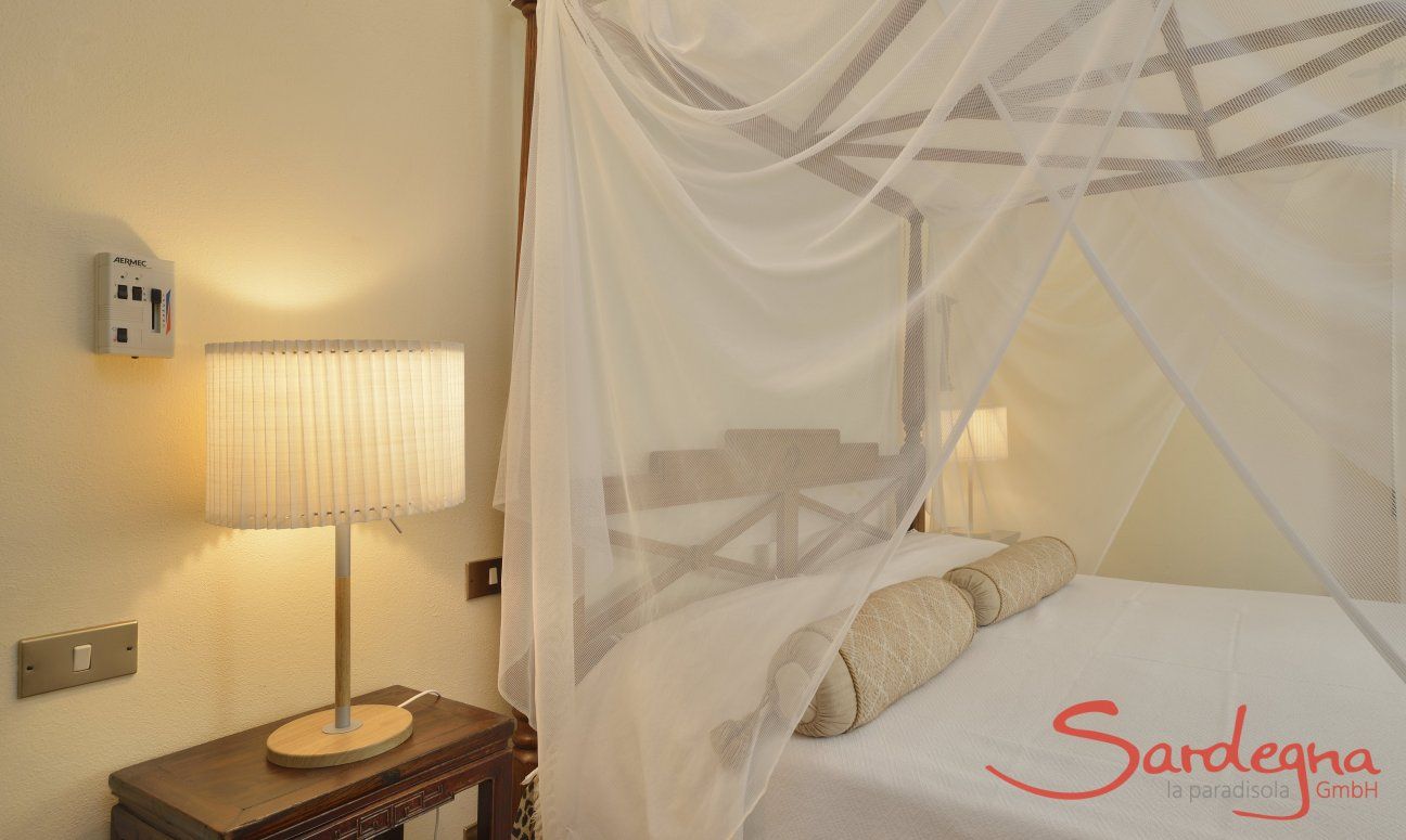 Villa Ulivi 12 | Schlafzimmer 1 mit Doppelbett mit Baldachin Schlafzimmer