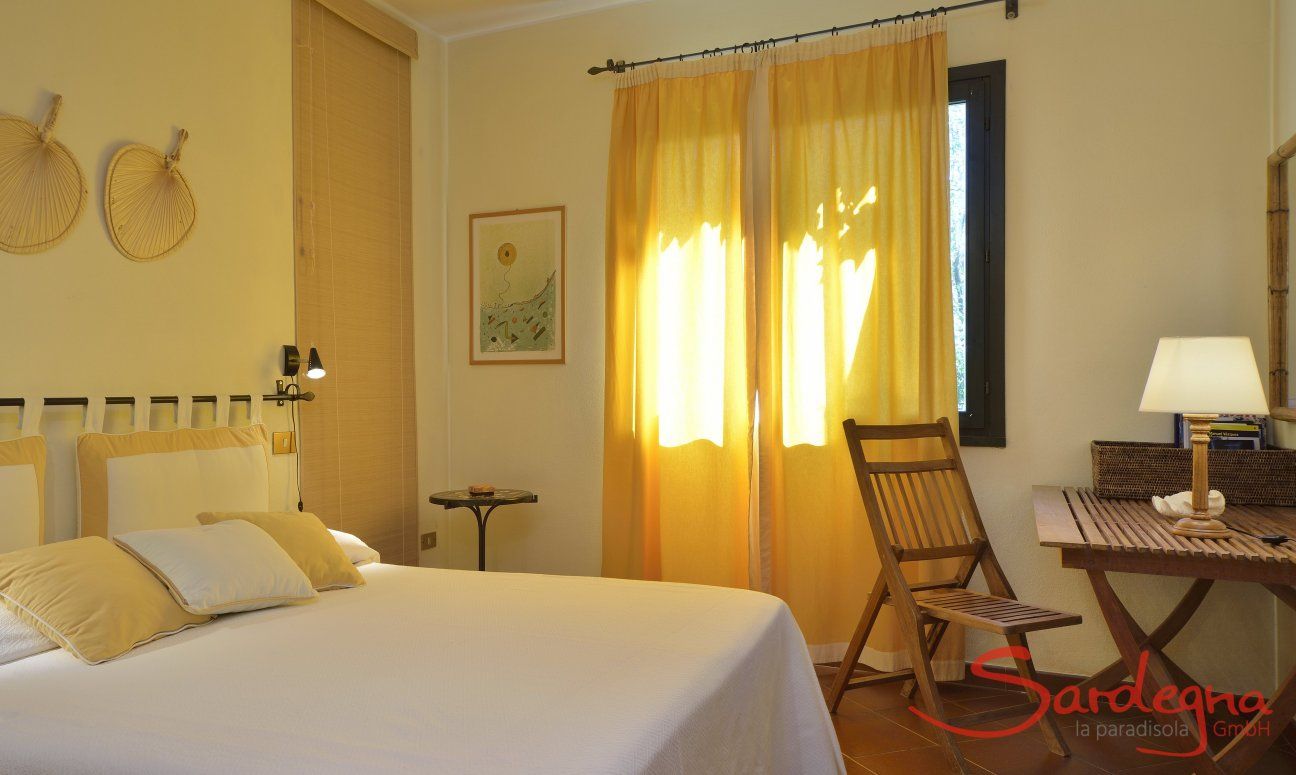 Villa Ulivi 12 | Schlafzimmer 3 mit Doppelbett und Schreibtisch Schlafzimmer