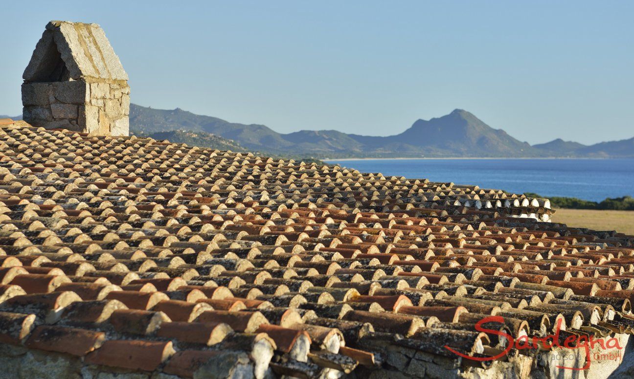 Casa 23 | Blick über die Dächer auf die Bucht von Costa Rei Blick übers Dach