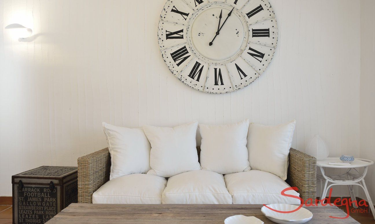 Li Conchi 11 | Sofa und große Wanduhr Sofa
