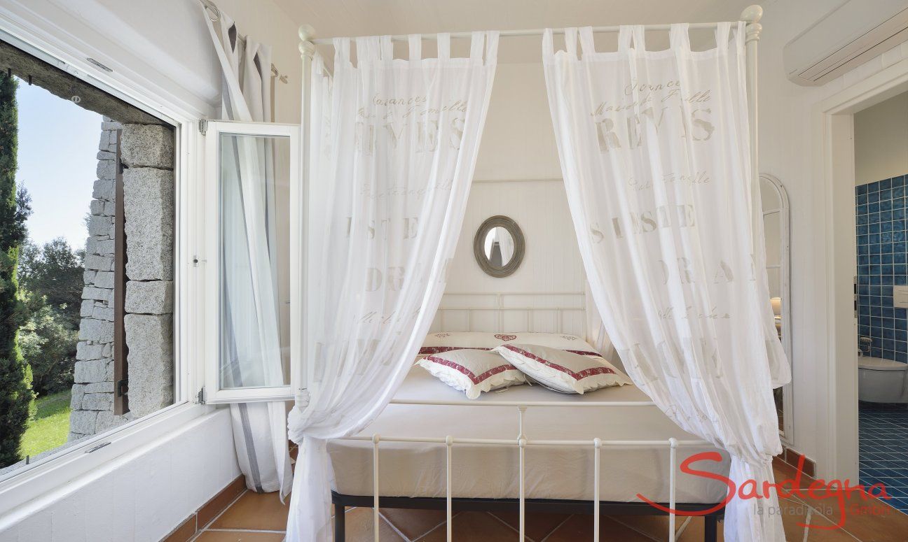 Li Conchi 11 | Schlafzimmer 1 mit Himmelbett und Blick ins Grüne Schlafzimmer 1