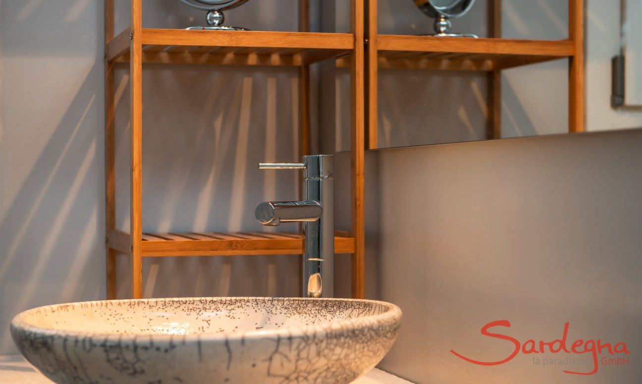 Villa Caterina | Elegantes Waschbecken aus Keramik Detail