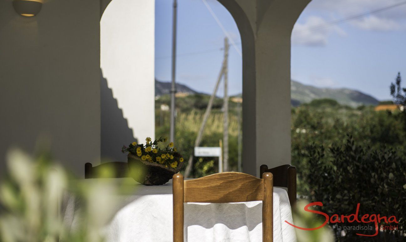 Villa Caterina | Terrasse mit Blick in die sardische Landschaft Detail