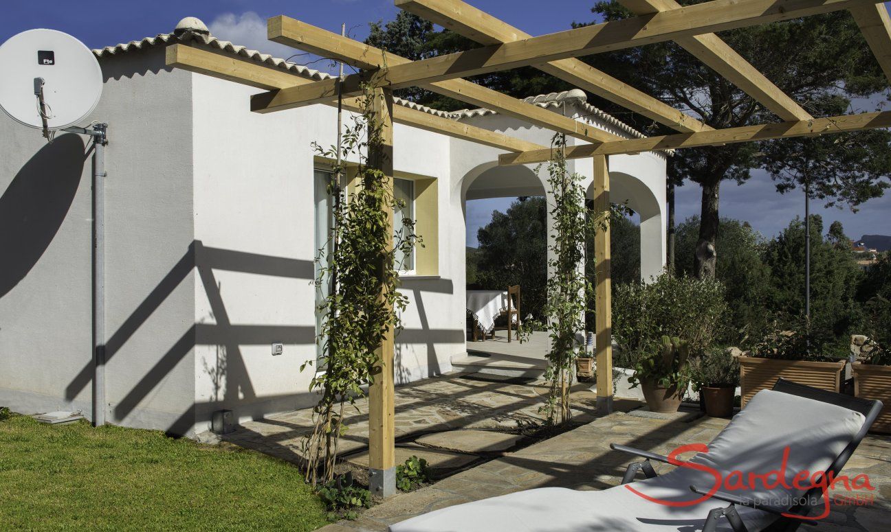 Villa Caterina | Terrasse mit Pergola und Sonnenliege zum Ausspannen Terrasse mit Pergola
