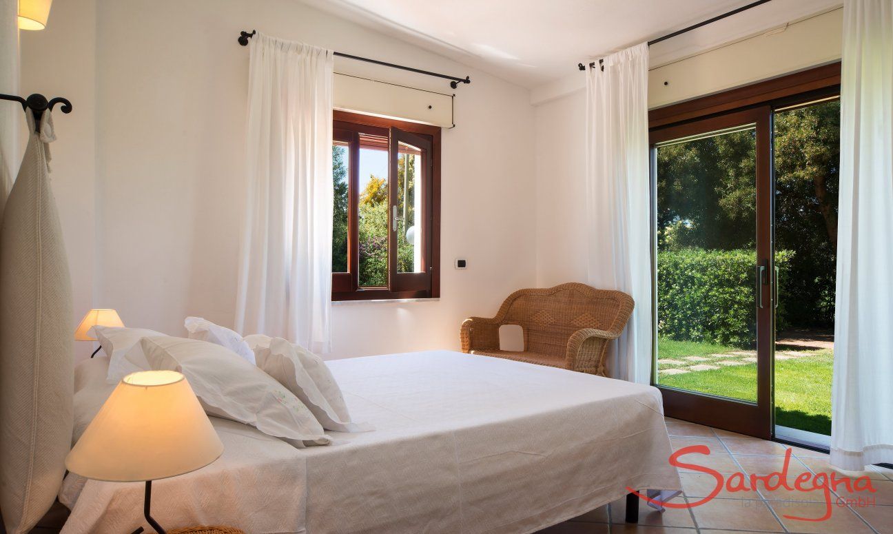 Apartment Orri 2 | Schlafzimmer 1 mit Blick und Tür in den Garten Schlafzimmer 1 mit Blick in den Garten
