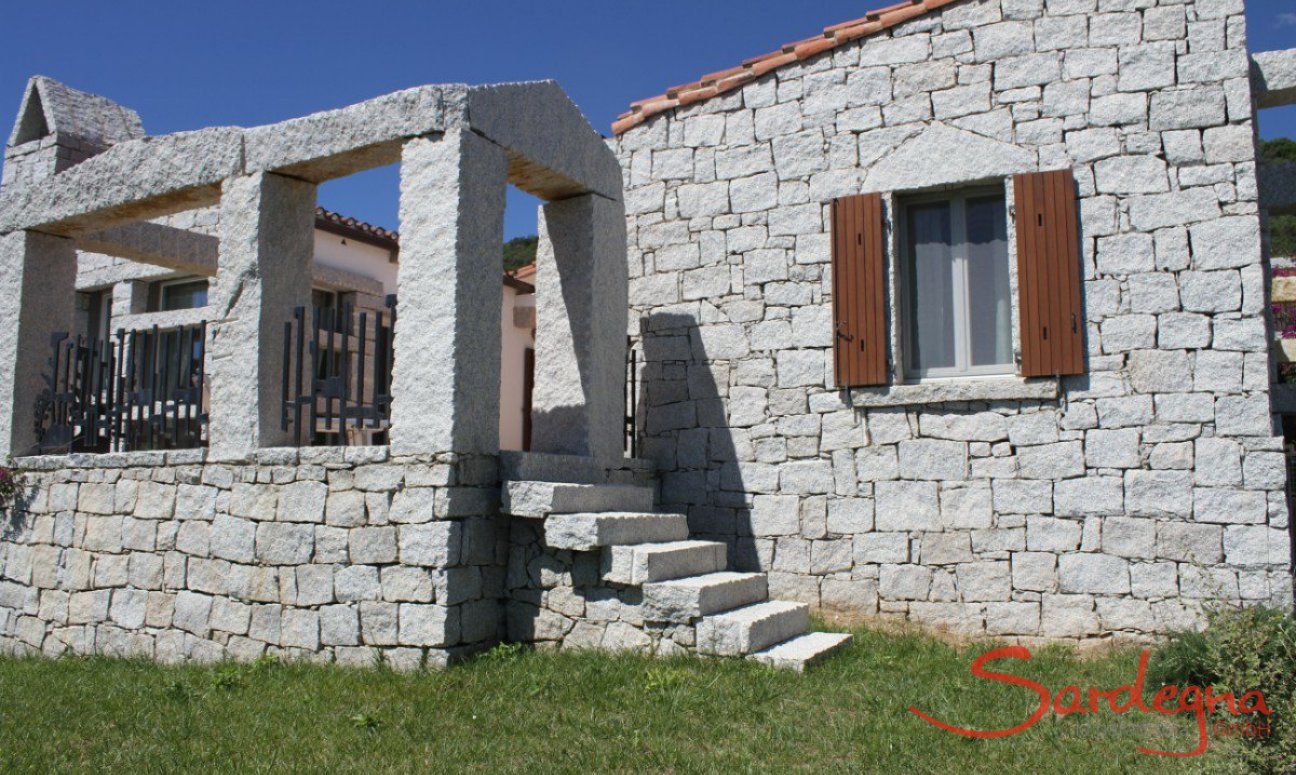 Li Conchi 32 | Eingang über eine Granittreppe zur Terrasse Eingang