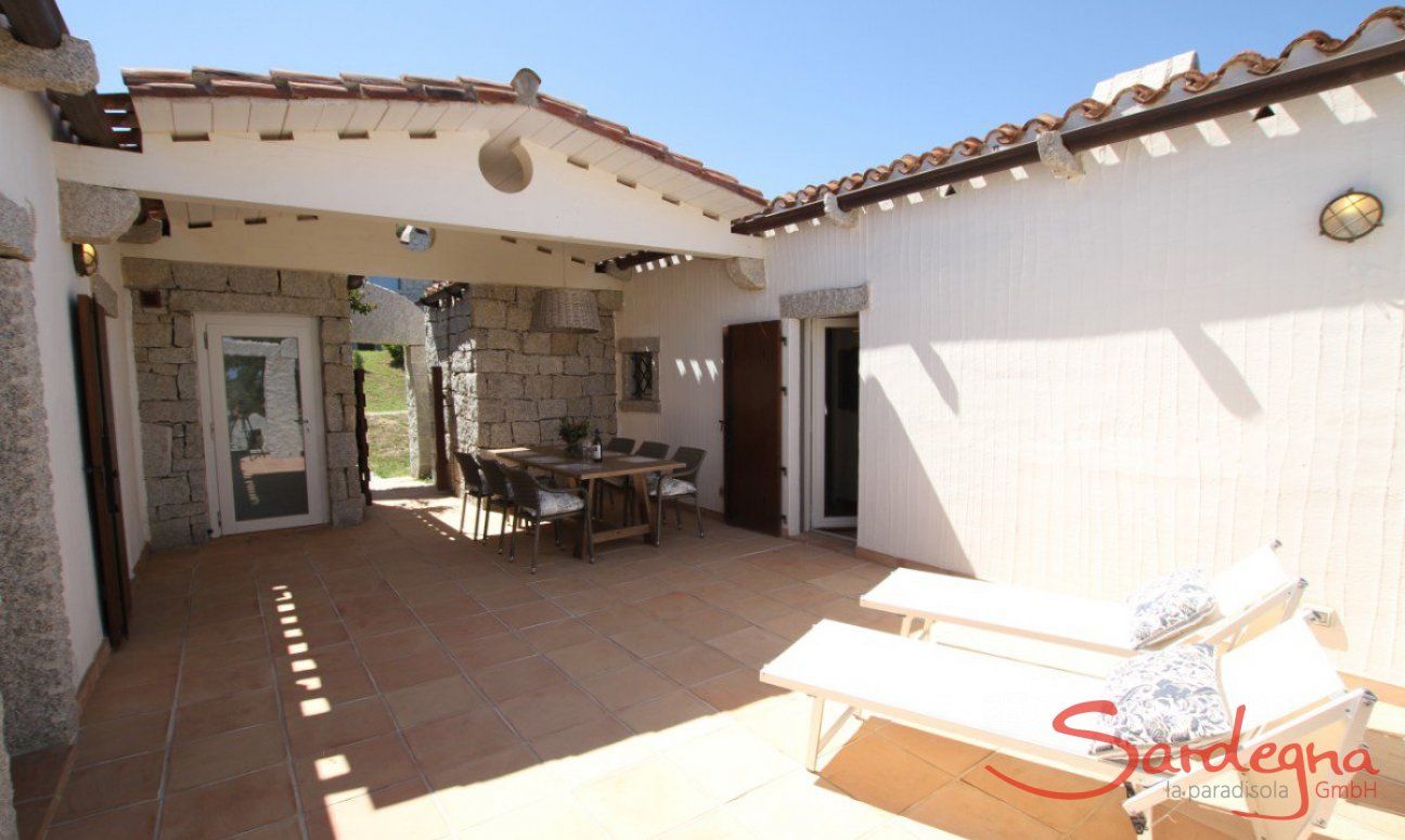Li Conchi 33 | Die Terrasse mit Sofa und Esstisch wird zum Wohnzimmer im Freien Patio