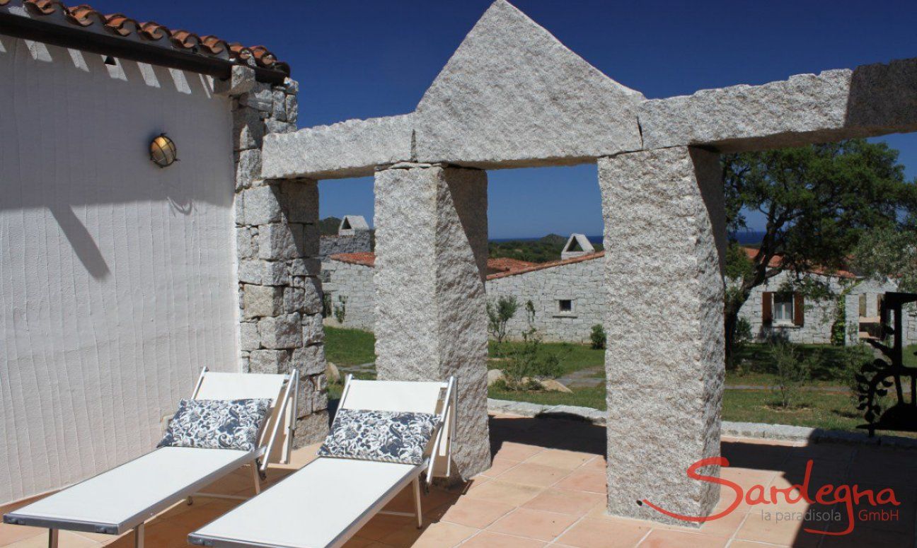 Li Conchi 33 | Terrasse mit Sonnenliegen und Meerblick Patio
