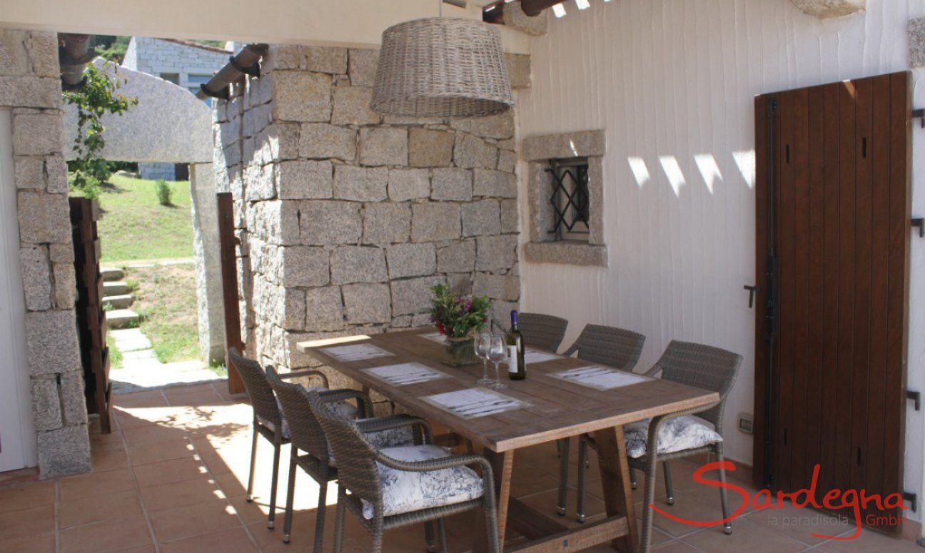 Li Conchi 33 | Geddeckter Esstisch im Schatten der teilüberdachten Terrasse Sitzplatz außen
