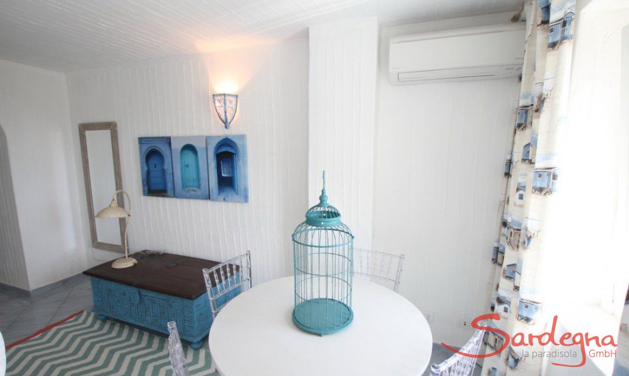 Li Conchi 25 | Tisch, Truhe und Klimaanlage im Schlafzimmer 3 Detail Schlafzimmer 3