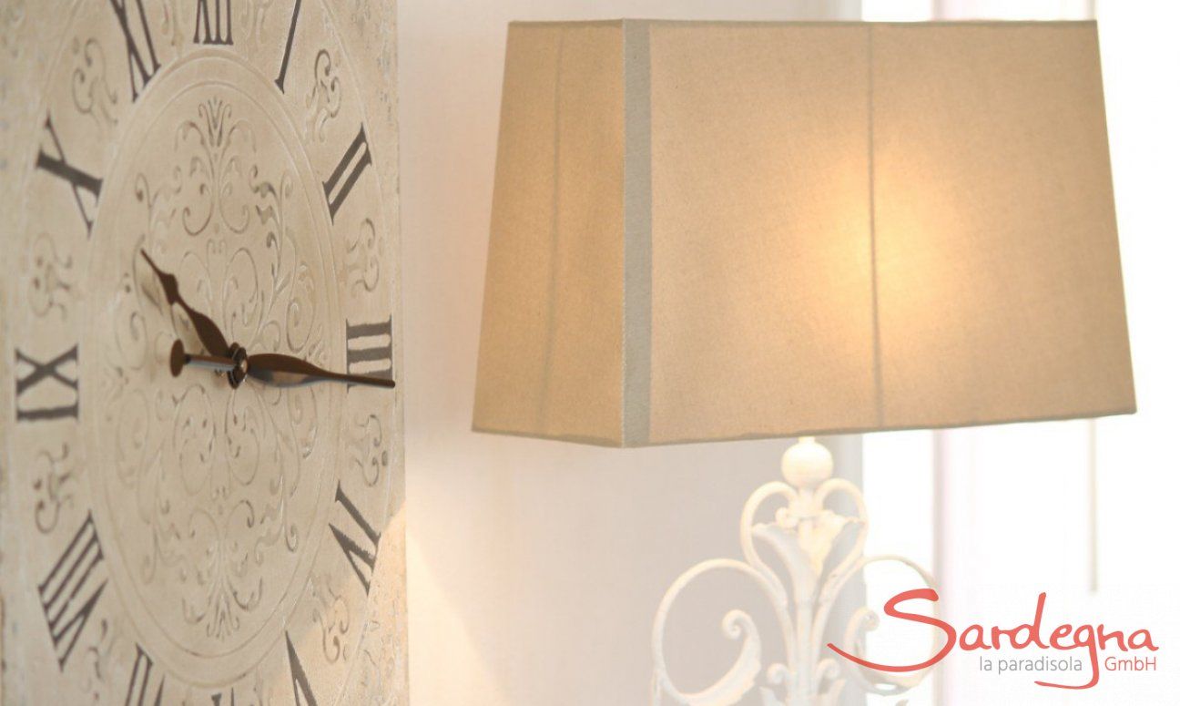 Li Conchi 29 | Elegante Einrichtungsdetails Große Wanduhr im Shabby stil und Stehlampe