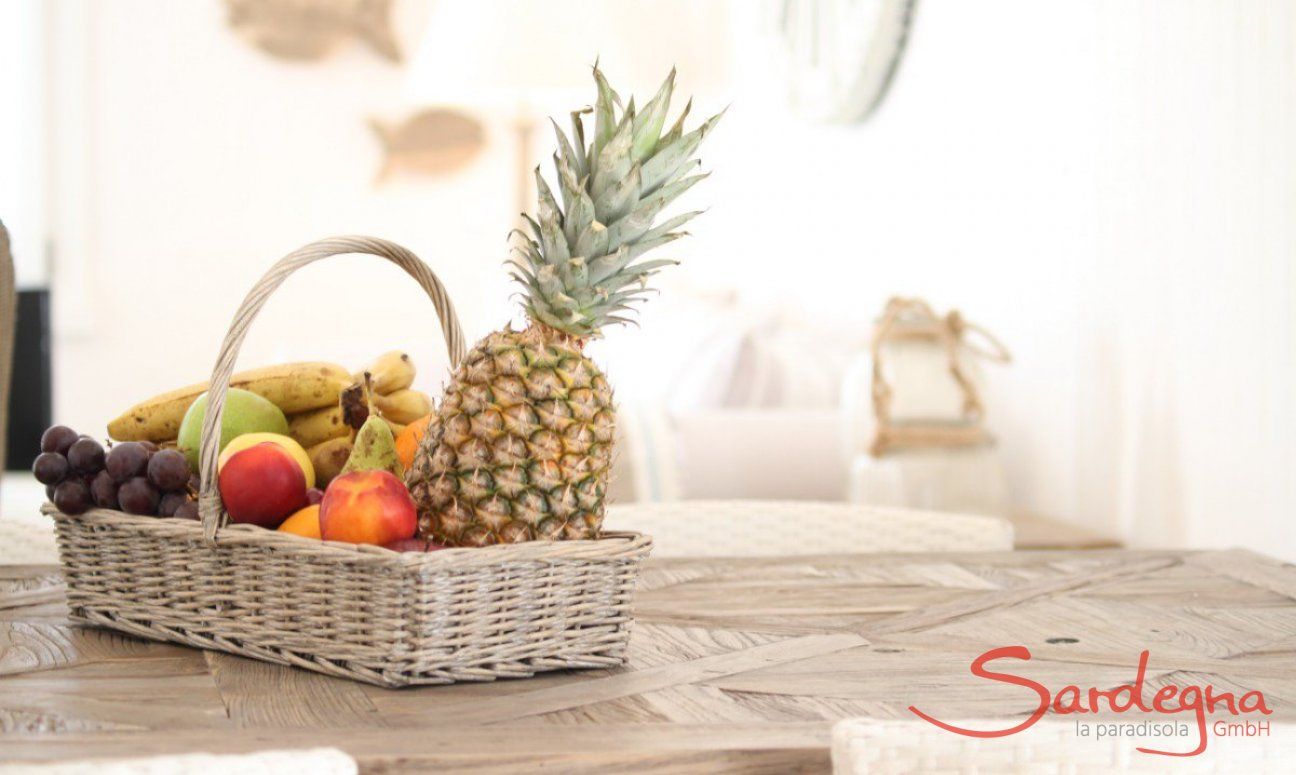 Li Conchi 21 | Frrisches Obst auf dem holzernen Esstisch Detail
