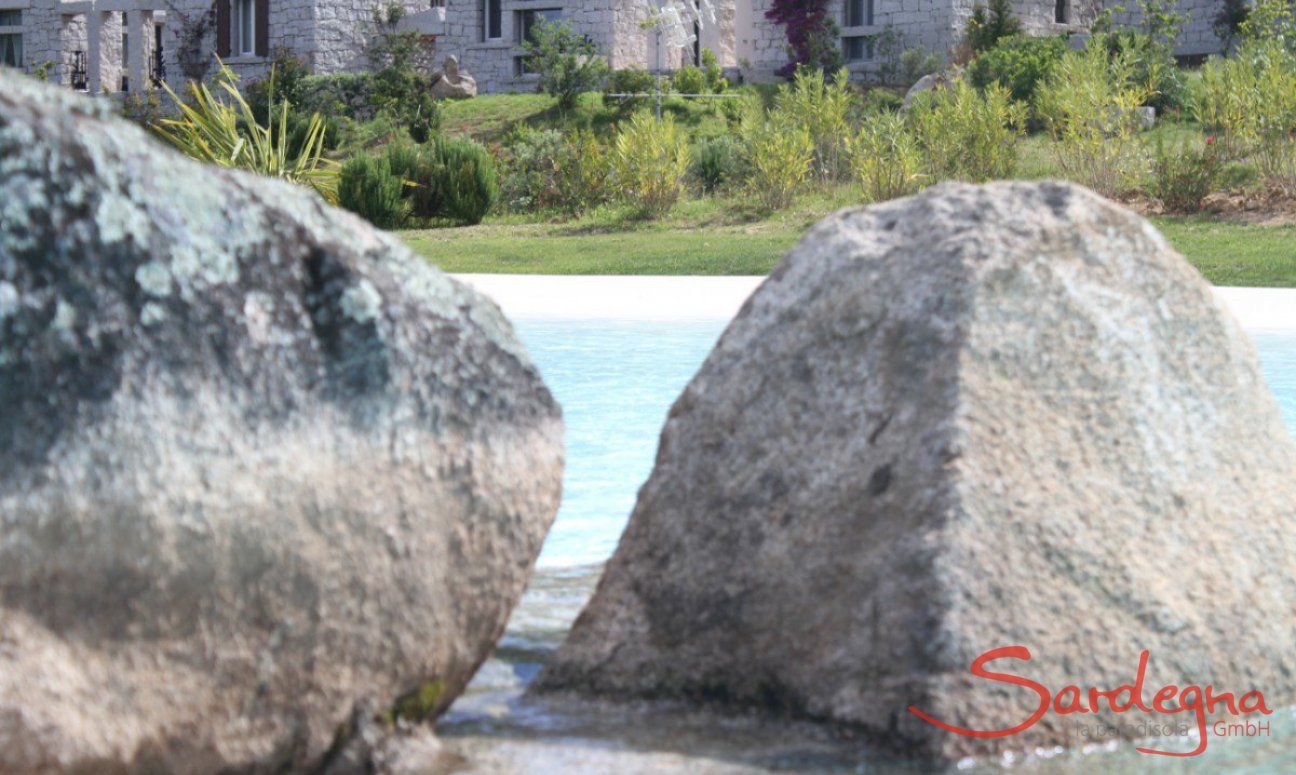 Gemeinschaftpool Li Conchi mit großen Granitblöcken