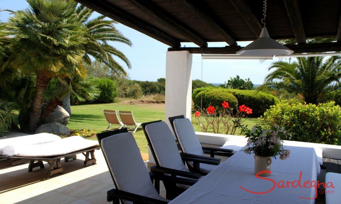 Überdachte Terrasse mit Blick auf den gepflegten Garten 