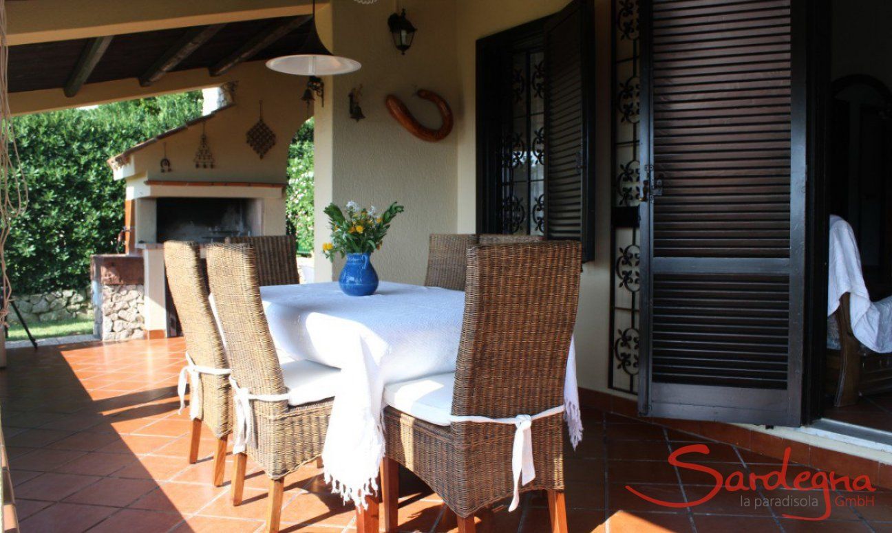 Villa Monica | Unglaublich gemütlichr Essplatz auf der Terrasse und BBQ-Bereich Essplatz auf der Terrasse und BBQ-Bereich
