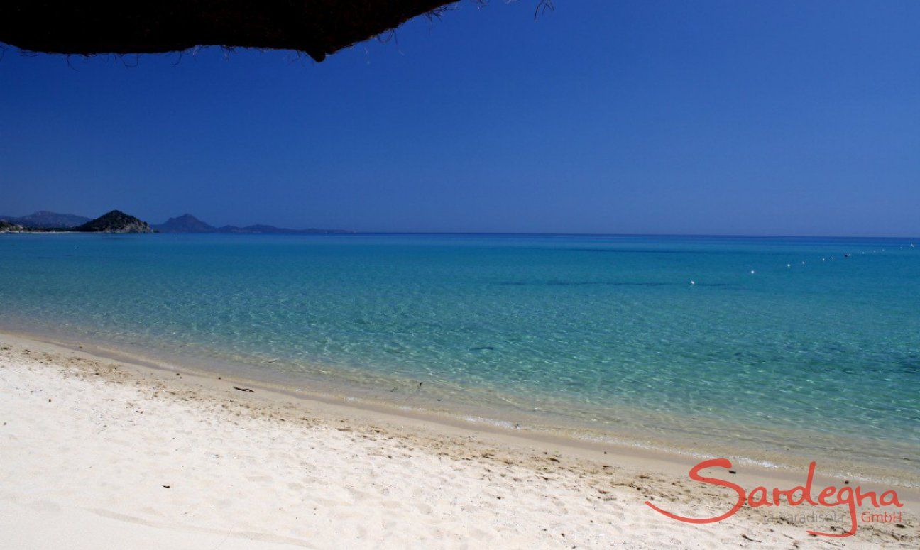 Weißer Sand und glasklares Wasser am Strand von Cala Sinzias, nur 2 km von Li Conchi entfernt