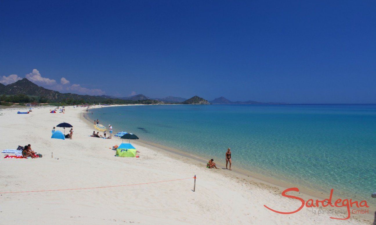 Herrlicher, weißer Sandstrand von Cala Sinzias, nur 2 km von Li Conchi entfernt