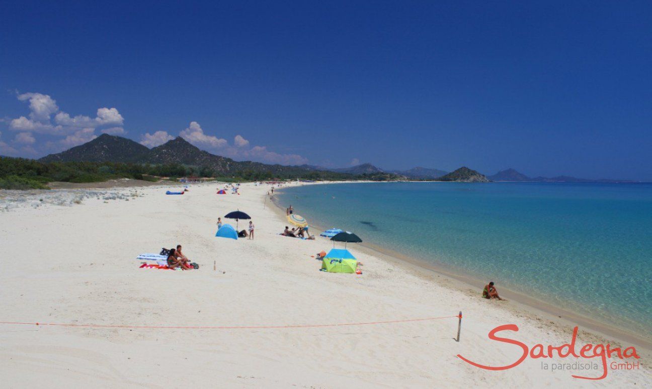 Breiter, weißer Sandstrand von Cala Sinzas