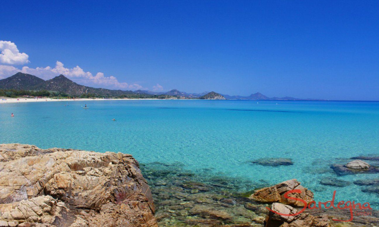 Traumhaft sauberes Wasser am Strand von Cala Sinzias