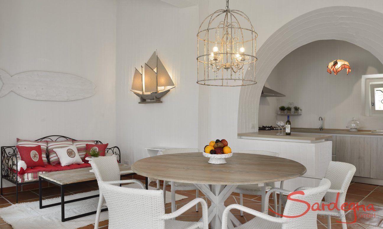 Li Conchi 33 | Wohnzimmer mit Esstisch, Sofa und angrenzender, offener Küche Esszimmer