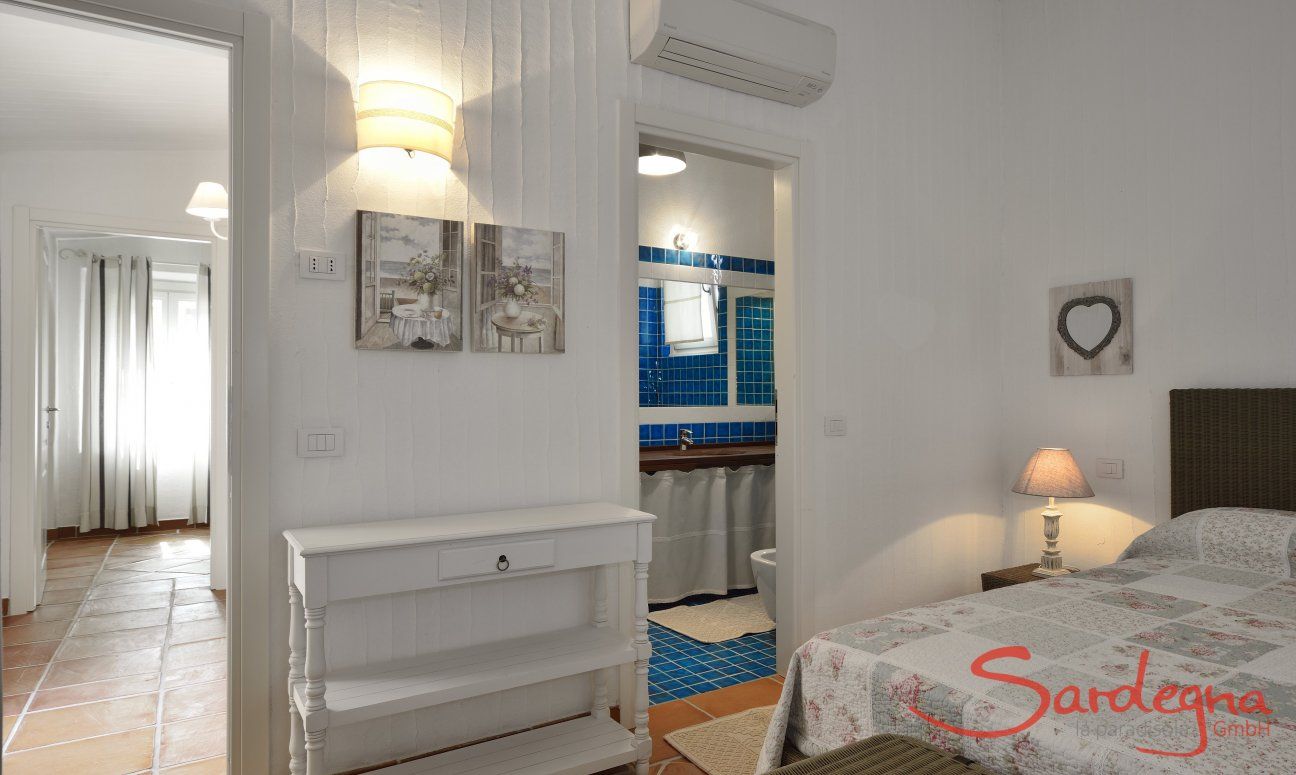 Li Conchi 33 | Schlafzimmer 1 mit Blick ins private Bad Schlafzimmer 1 mit Blick ins Bad