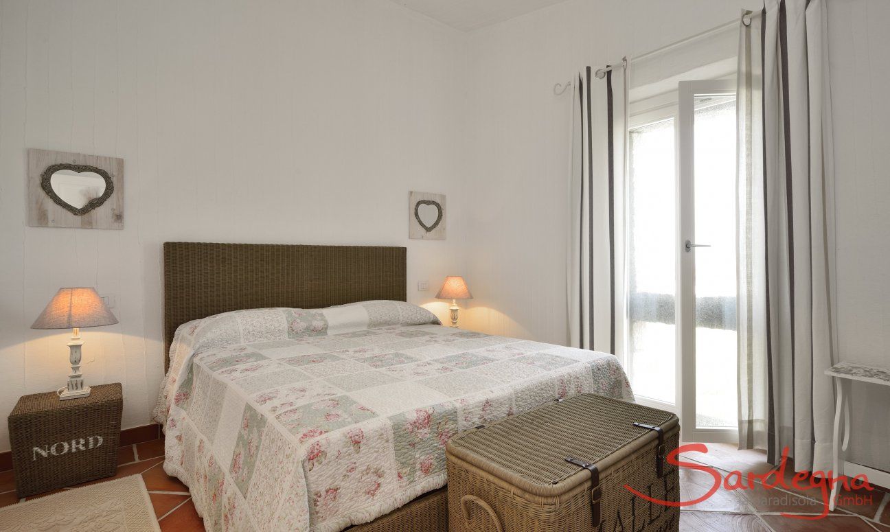Li Conchi 33 | Schlafzimmer 1 mit Doppelbett und Fenstertür Schlafzimmer 1
