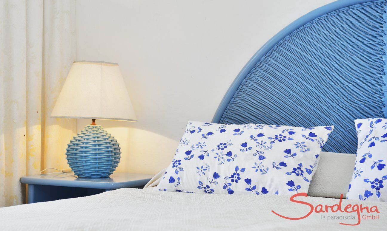 Doppelbett mit Kopfende, Nachtisch, und Lampe in hellblau