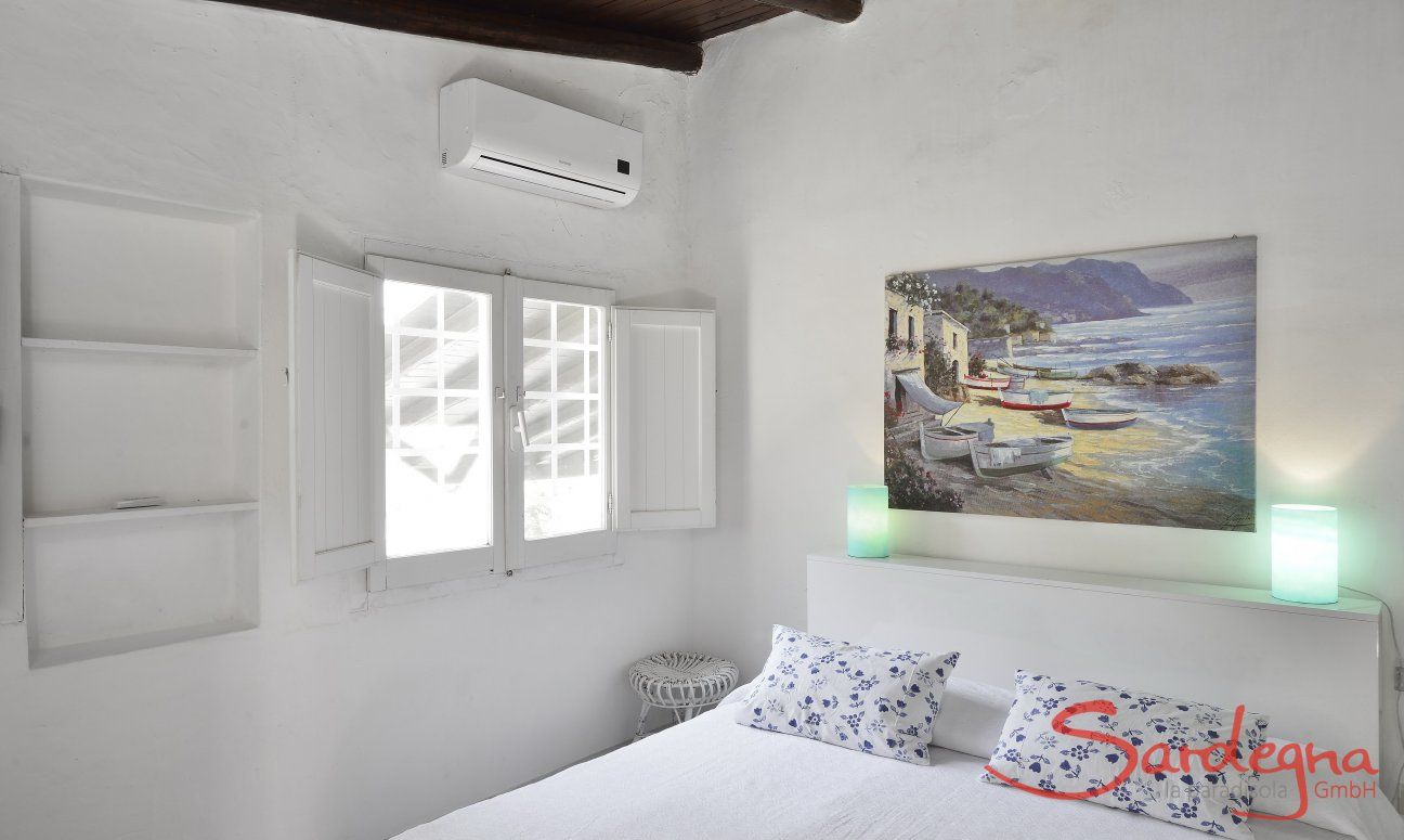 Villa Bella | Von Außen zugängliches Schlafzimmer 3 mit Doppelbett Schlafzimmer mit Doppelbett, Fenster und Klimaanlage