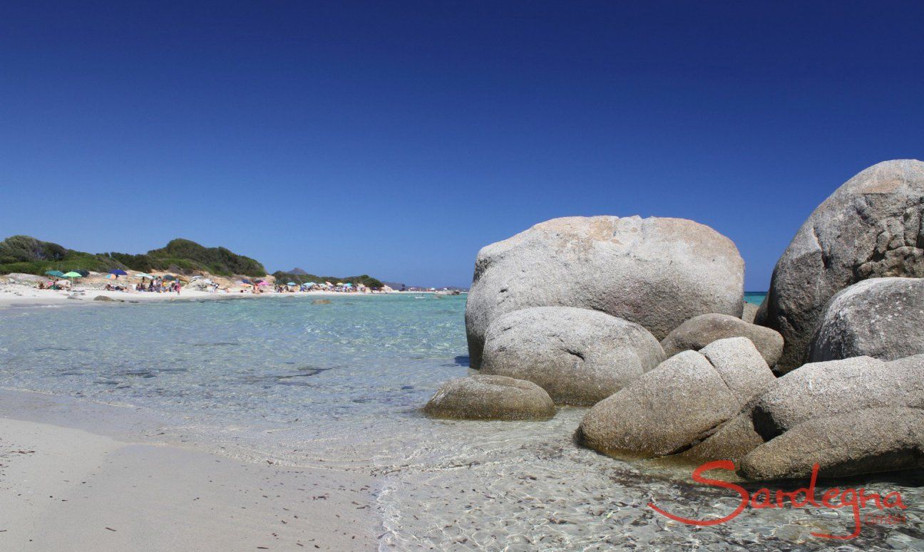 Strand von Sant Elmo mit Granitfelsen und kristalklarem Wasser