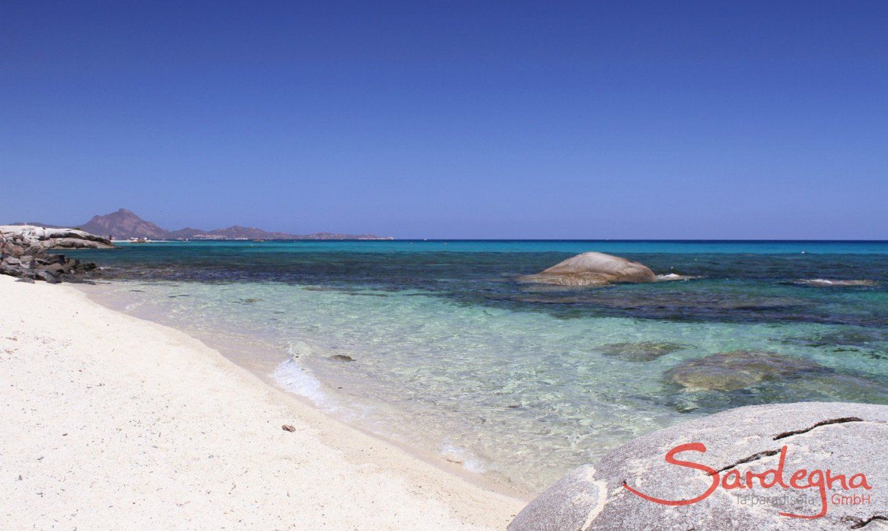 Strand von Sant Elmo mit kalkweißem Sand