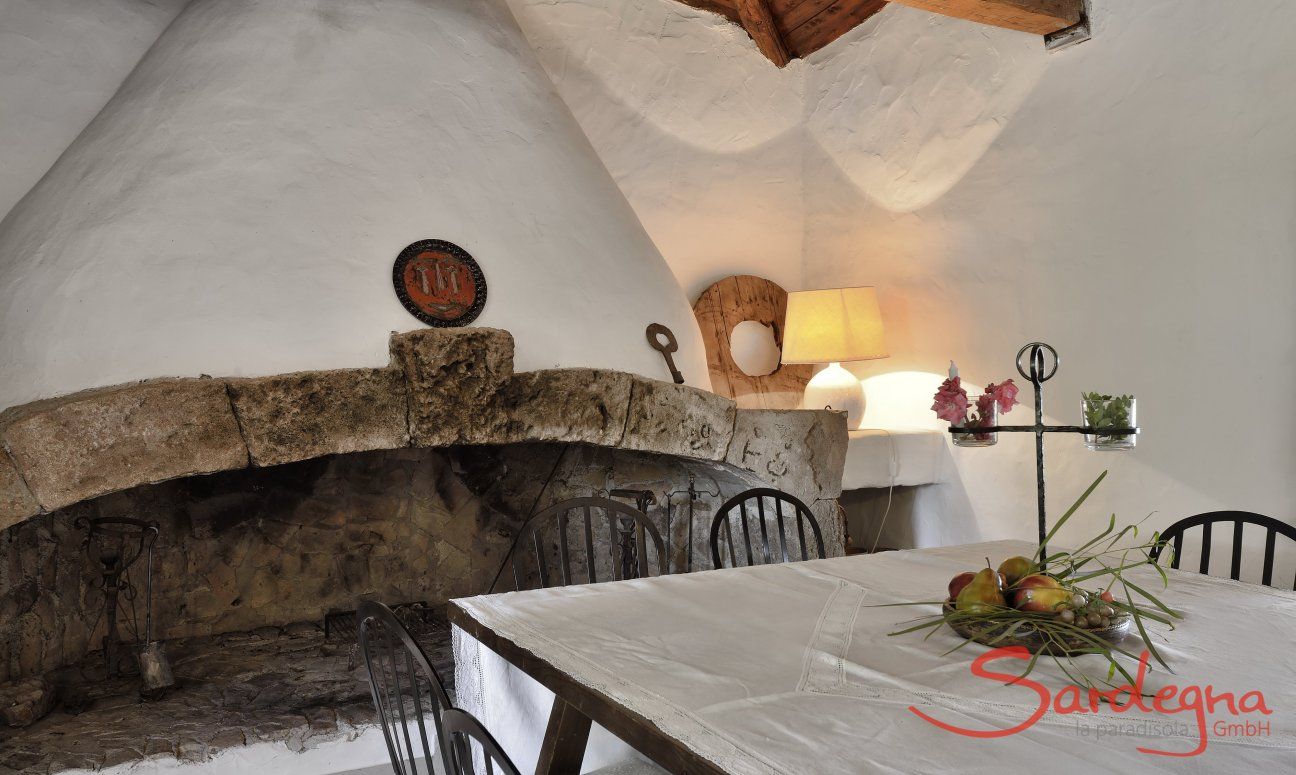 Villa Fiori 1 | Großer, sardischer Kamin Großer, sardischer Kamin