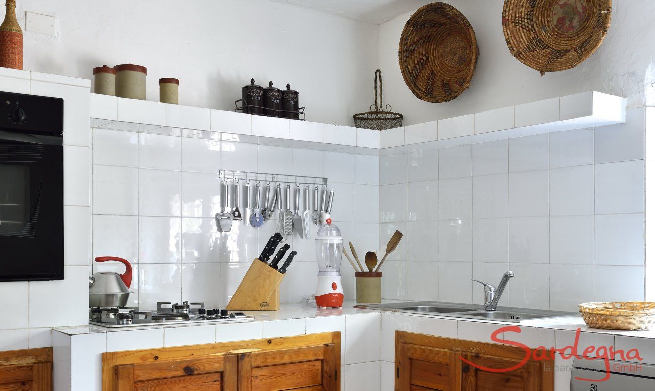 Moderne, weiß geflieste Küche 