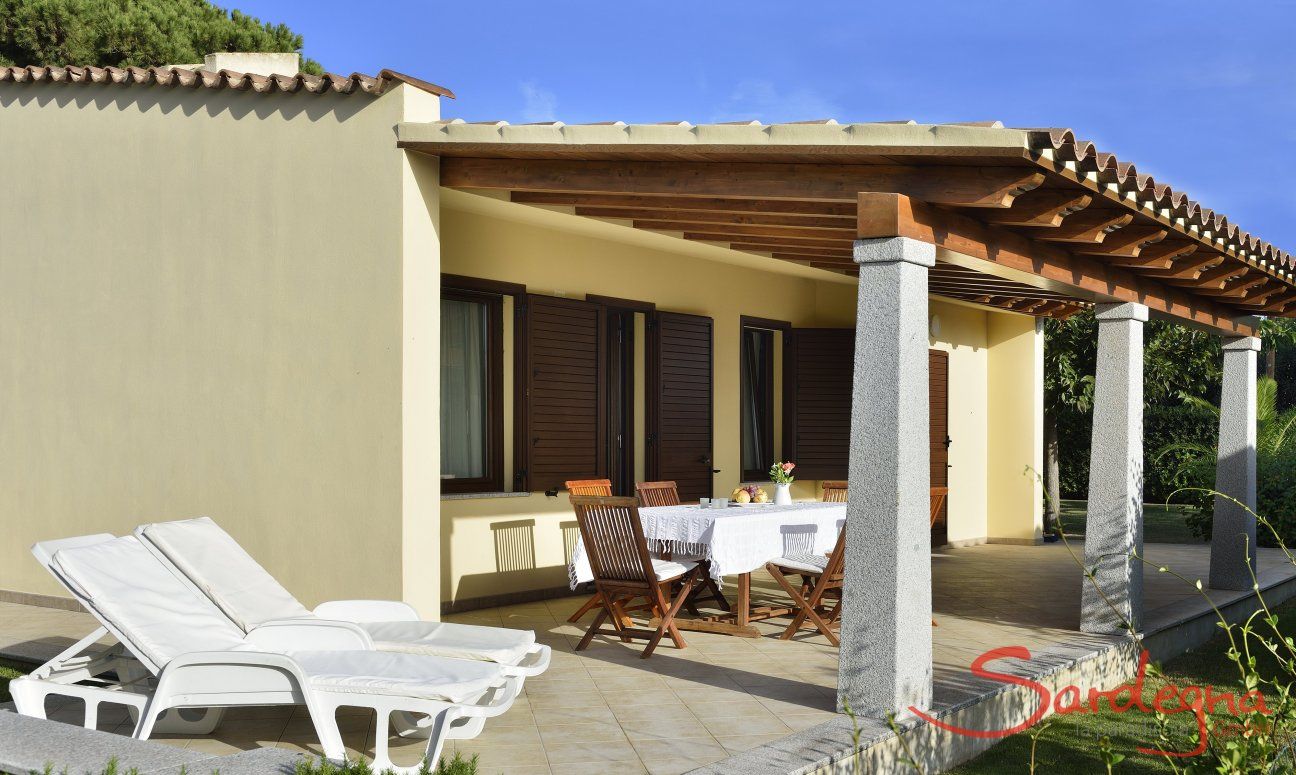 Villa Rosamar | Hausansicht mit majestätische Säulen aus lokalem Granit Sardinien