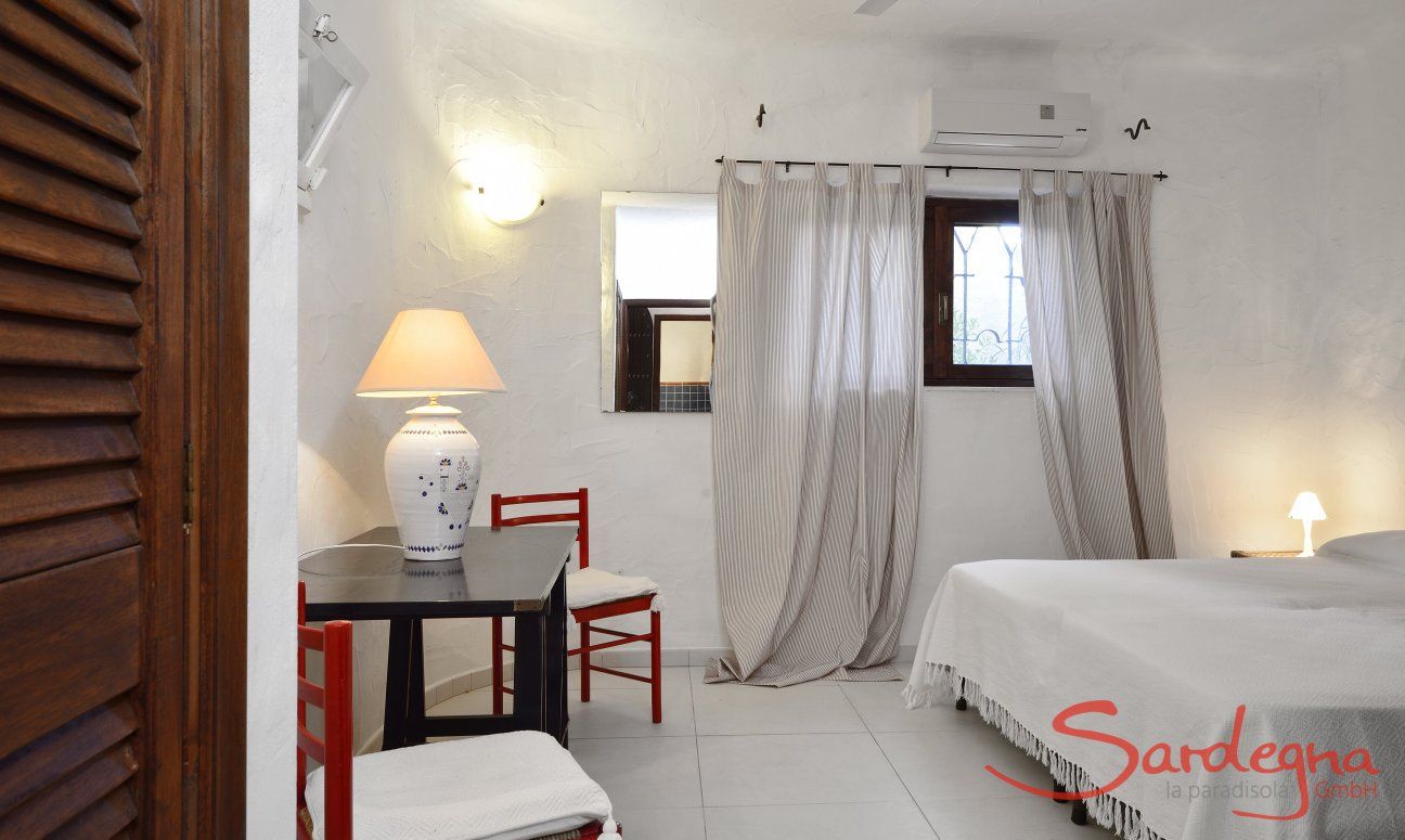 Villa Su Faru 1 | Schlafzimmer 3 im Untergeschoß mit Doppelbett und Klimaanlage Schlafzimmer 1 unten mit Doppelbett und Klimaanlage