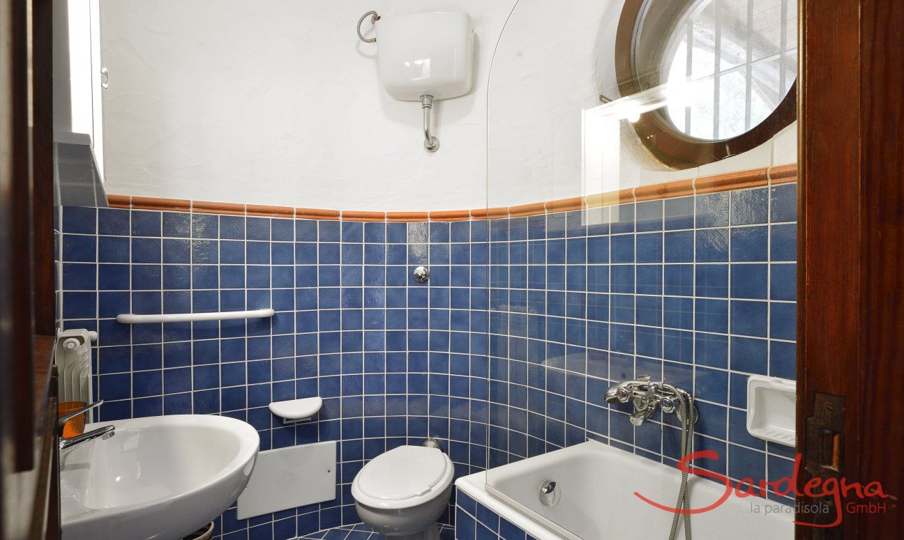 Villa Su Faru 1 | Bad 3 im Untergeschoß mit Duschwanne Bad unten