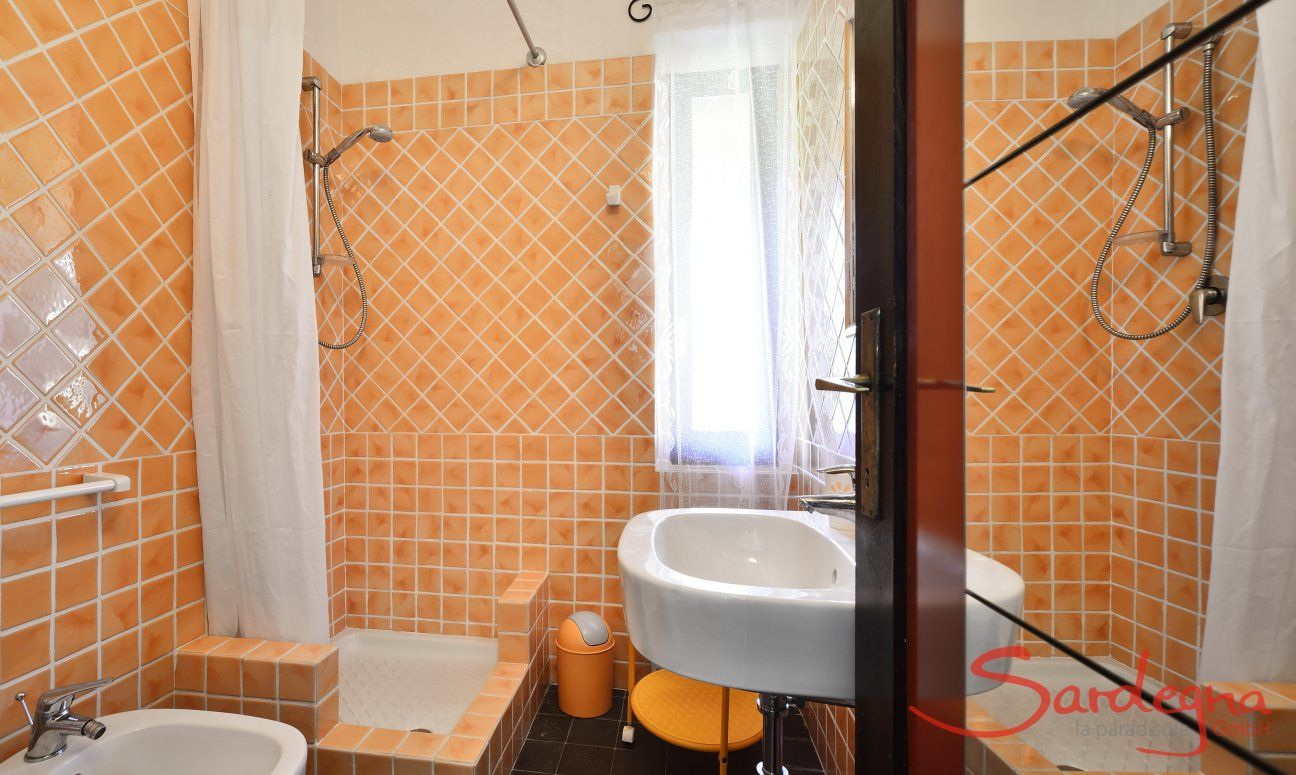 Orange gekacheltes Bad mit Dusche  Villa Serena, Costa Rei