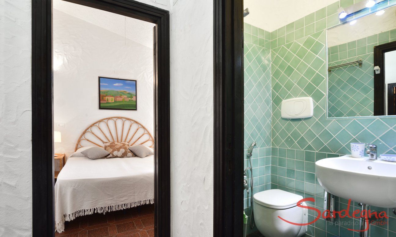 Villa Serena | Blick ins Schlafzimmer 2 und Bad 2 Blick in Schlafzimmer und Bad Villa Serena, Costa Rei