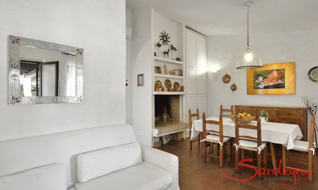Wohnbereich mit Esstisch, Kamin und Sofaecke  Villa Serena, Costa Rei