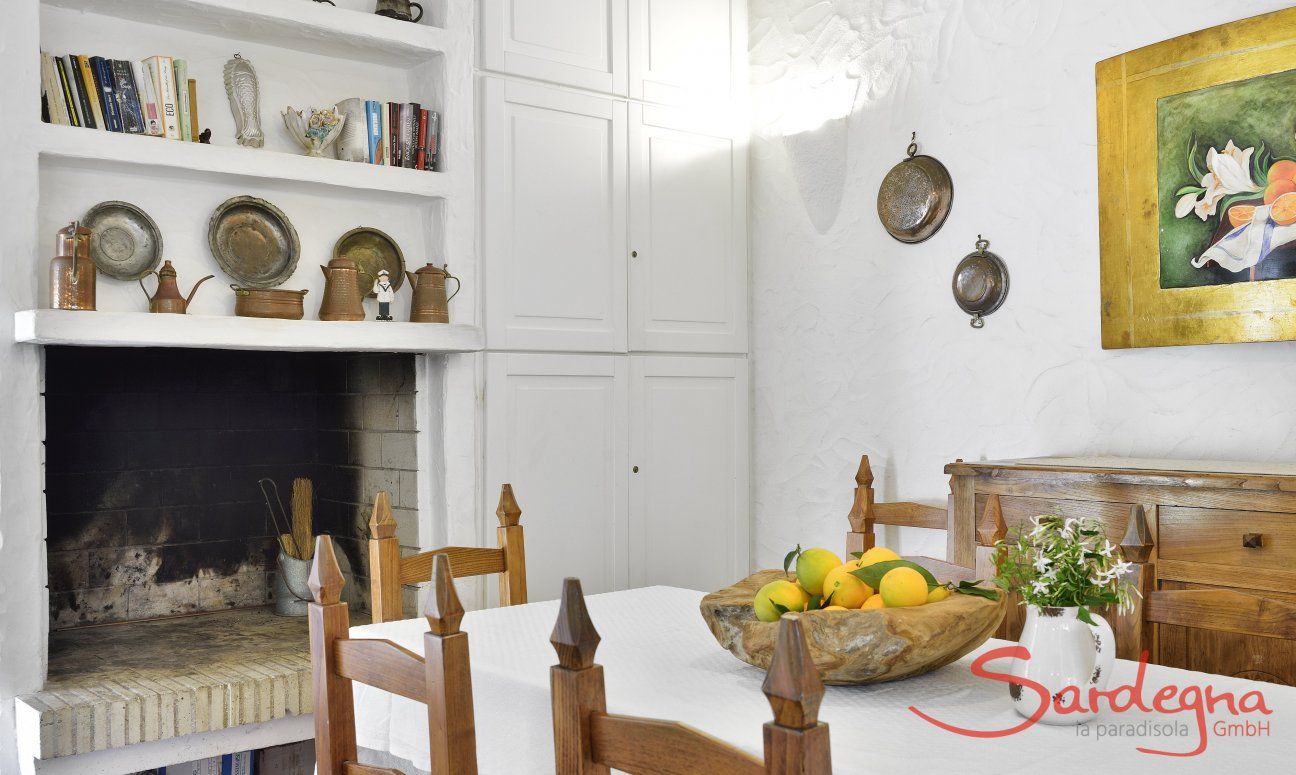 Esstisch mit Innenkamin und sardischer Dekoration  Villa Serena, Costa Rei
