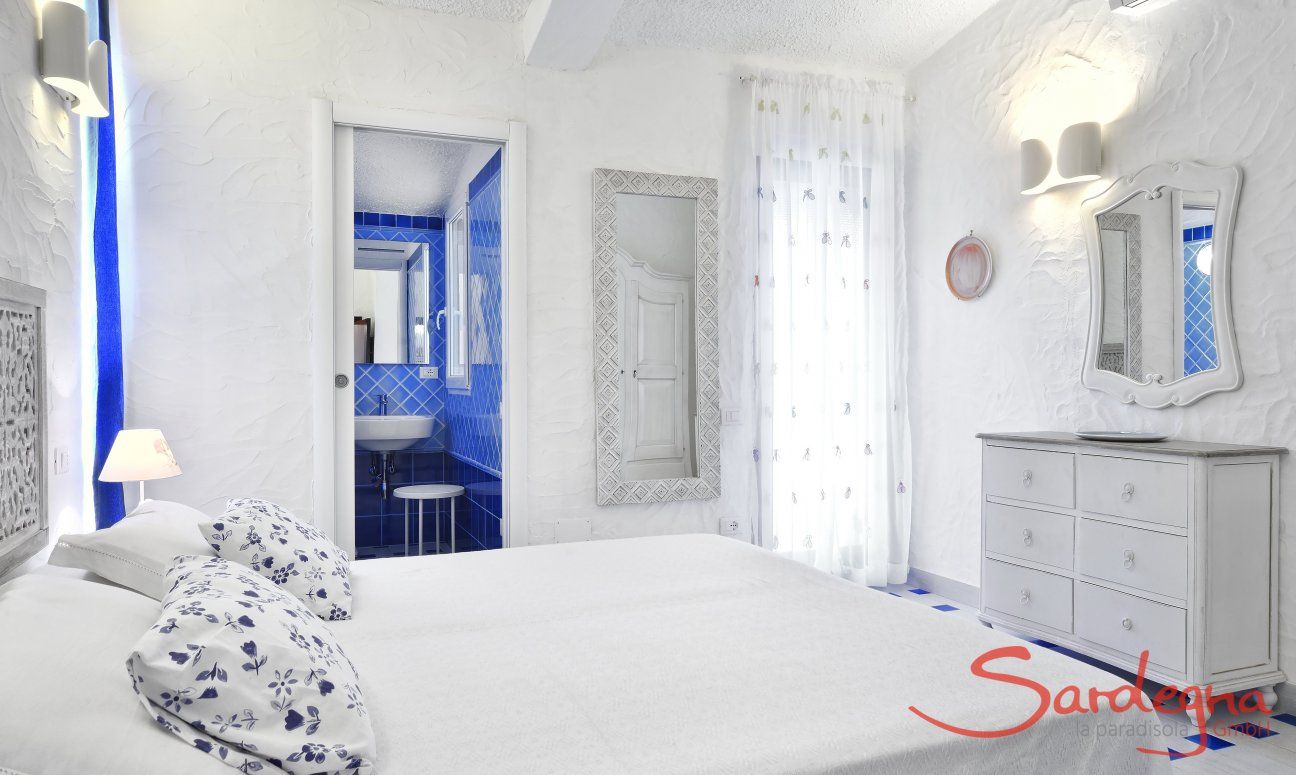 Villa Serena | Schlafzimmer 1 mit Doppelbett und privatem Bad Schlafzimmer 1 mit Doppelbett Villa Serena, Costa Rei