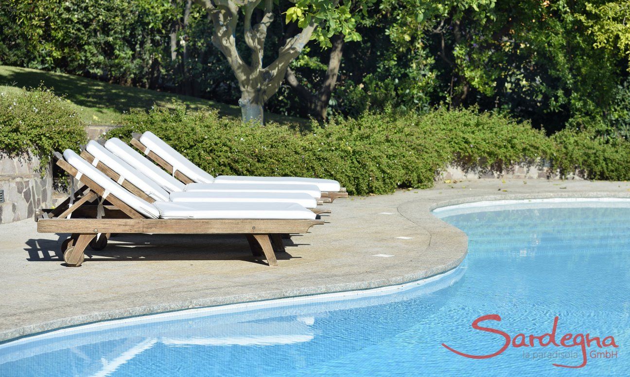 Villa Ulivi 12 | Gemütliche Sonnenliegen zum Ausspannen am Pool Sardinien