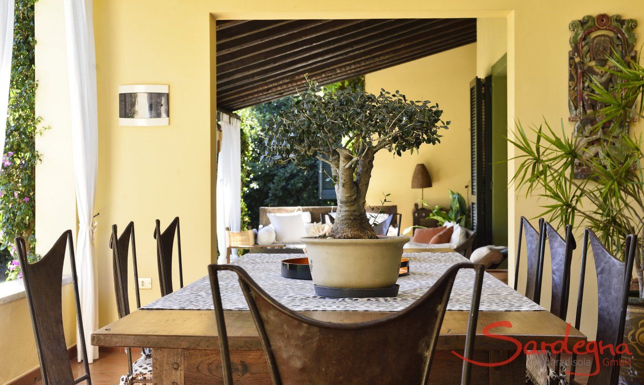 Villa Ulivi 12 | Robuster Esstisch auf der Terrasse mit Platz für bis zu 8 Personen Sardinien